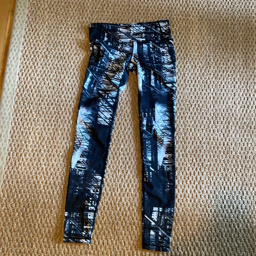 Gapfit black and white pattern workout leggings